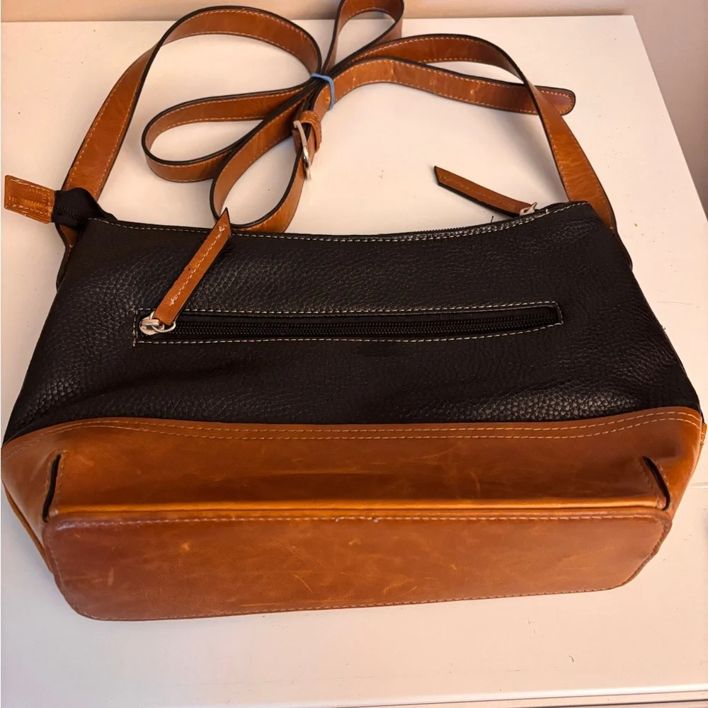 ROOTS 73, in Stylish Black and Brown Leather Crossbody Bag, Adjustable Strap - Picture 6 of 7